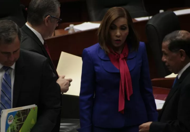Yanibel Ábrego (c) descartó una investigación  contra  Varela, si no se recibe una denuncia formal. /Foto Víctor Arosemena 