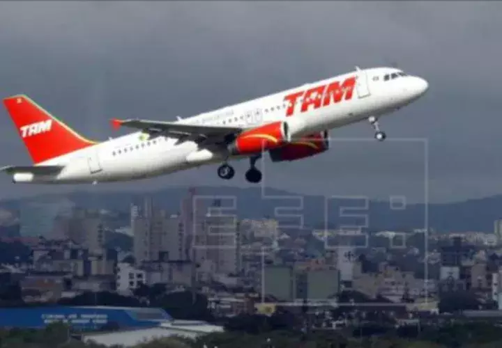 Avión de la aerolínea TAM despegando del aeropuerto Salgado. /Foto EFE