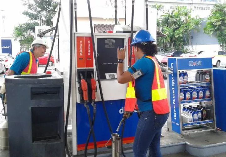 La Acodeco realizó el operativo en 79 estaciones de combustible del interior. /Foto Cortesía