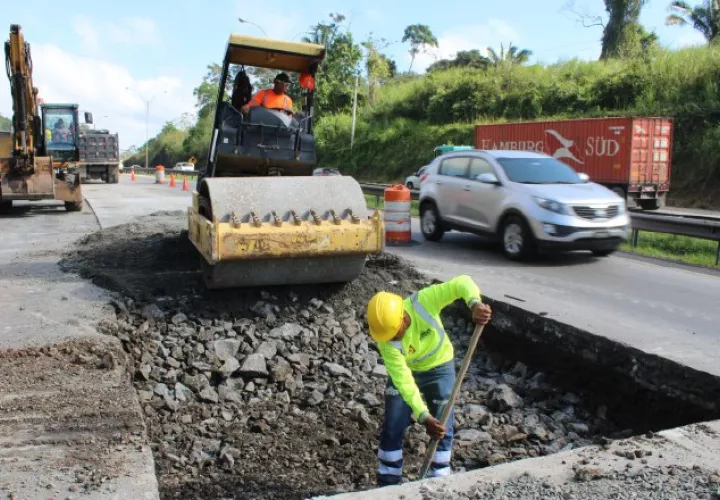 Para evitar más congestionamiento vehicular sobre la vía se habilitan los "hombros". /Foto Cortesía