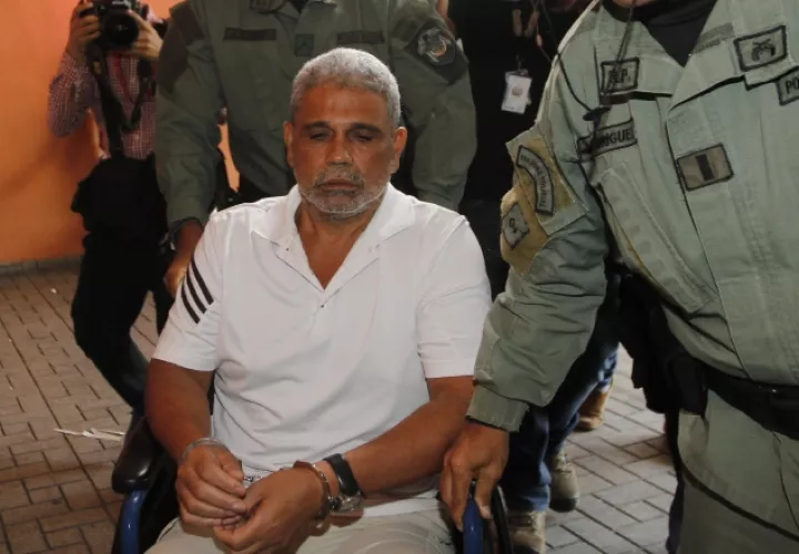 El exdirector en una visita al médico durante su detención. /Foto Archivo