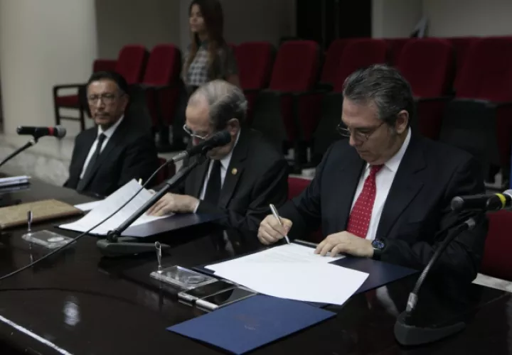 Juan Planells y Alfredo Castillero Hoyos suscriben acuerdo. /Foto Víctor Arosemena 