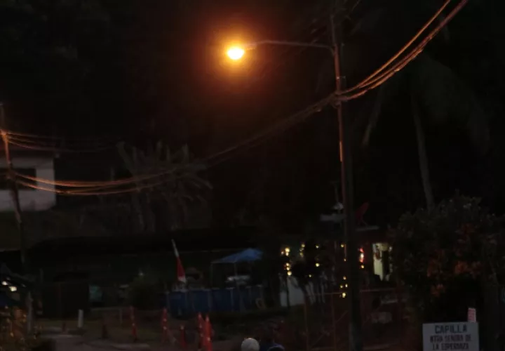 El propósito principal de la norma de iluminación de calles, avenidas y otros de uso público es el de proveer una adecuada iluminación para una segura, rápida y confortable visibilidad en la noche.