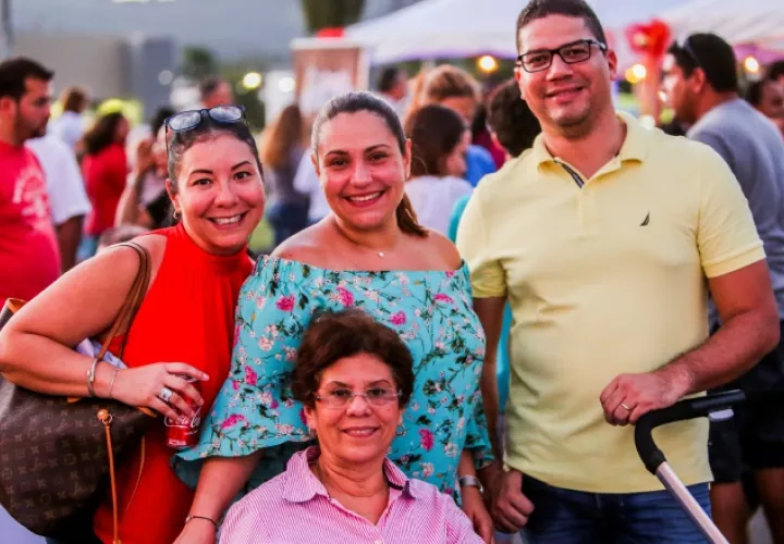 3. Lupe Tristán, Ivonne De Gracia, Alicia de Iglesias y Héctor Iglesias.