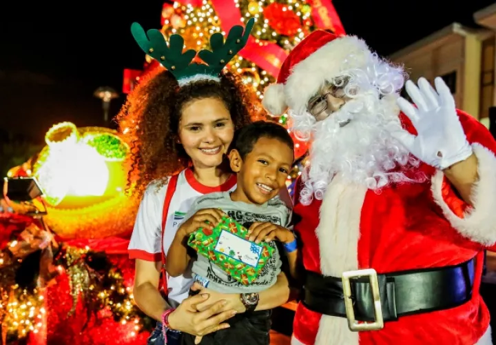 4. Santa entregró regalos a los niños de Veracruz.