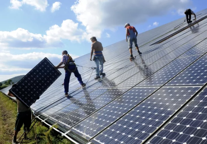 La instalación de paneles solares en Panamá también representa un alivio al sistema eléctrico para que pueda cubrir otras necesidades. /Foto Archivo