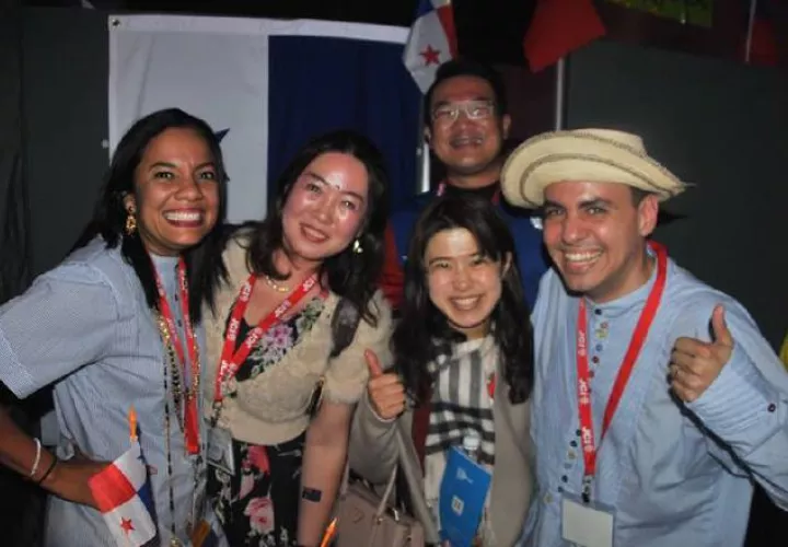 Con Otto Gamboa y amigos de Japón. 'Ganamos en el debate mundial.' 