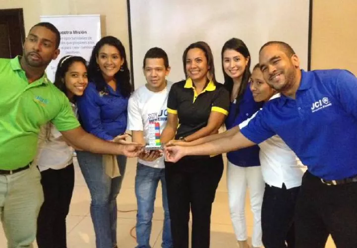 Zuleika Cordero, junto a sus presidentes locales.