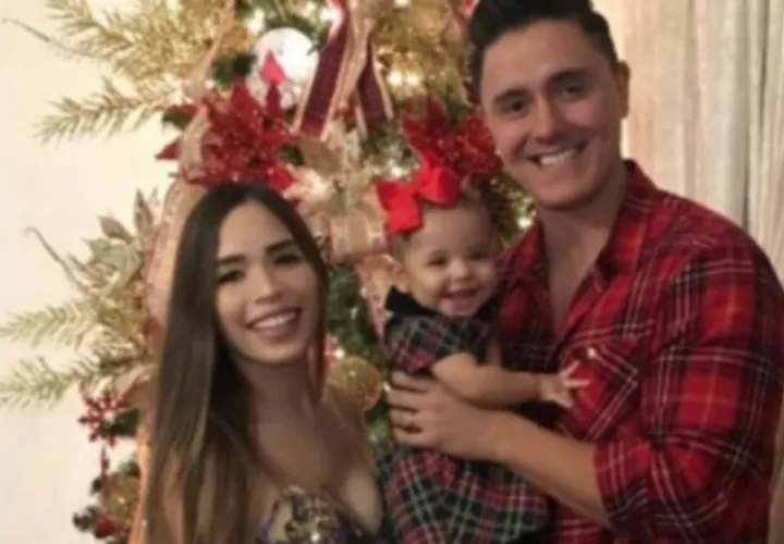 Junto a su esposa e hija.