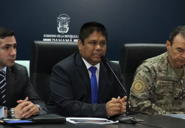 El viceministro Jonattan Del Rosario (i) y el director del Senan, Belsio González (d) acompañaron a Bethancourt en el informe anual. /Foto Twitter