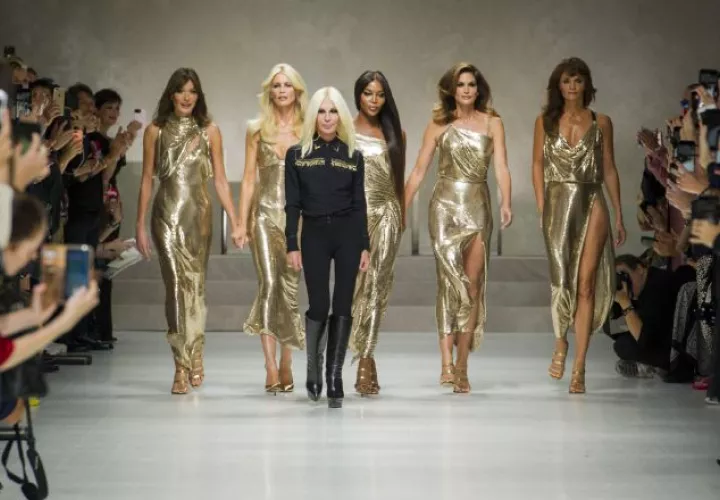 El homenaje que realizaron las "top models" de los años 90 al fallecido ícono de la moda, Gianni Versace.  Archivo