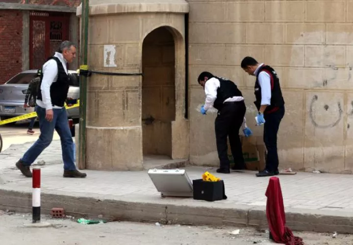 Miembros de las Fuerzas de Seguridad buscan pruebas en los alrededores de la iglesia Mar Mina. EFE