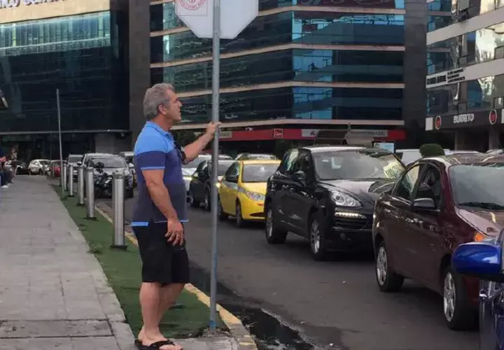 Gibson se paseó por la ciudad.