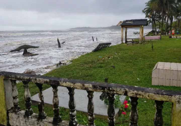 Cadáveres han sido sacados de sus fosas por el agua de mar. Se cayó el muro. 