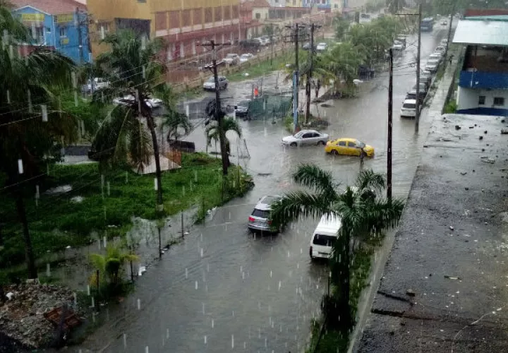 El nivel del agua causó un inmenso tranque vehicular. Foto: Diómedes Sánchez. 