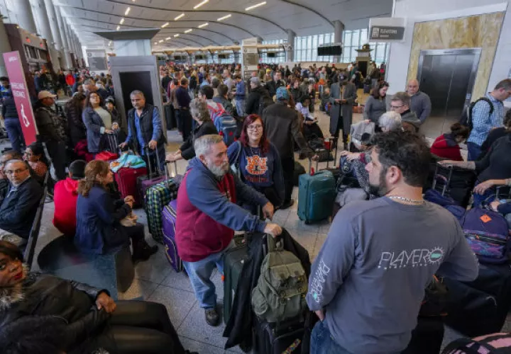 Miles de personas quedan varadas en el Aeropuerto Internacional Hartsfield-Jackson Atlanta, en Georgia. FOTO/AP