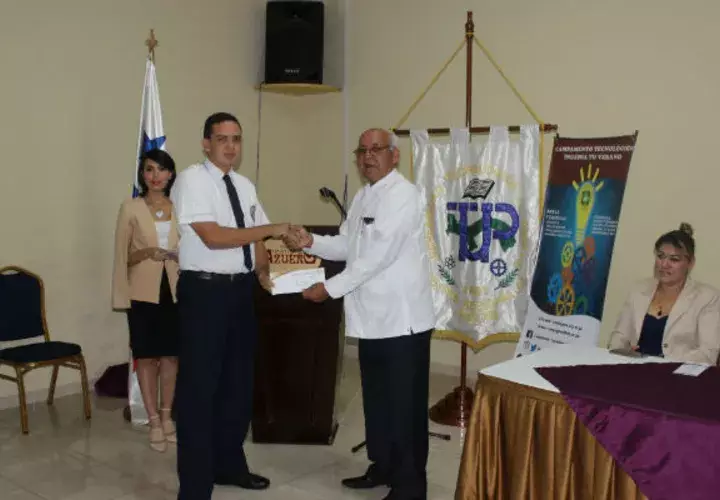 Se benefician  jóvenes de entre 14 y 17 años matriculados en el sistema de media y premedia. Foto/Zenaida Vasquez