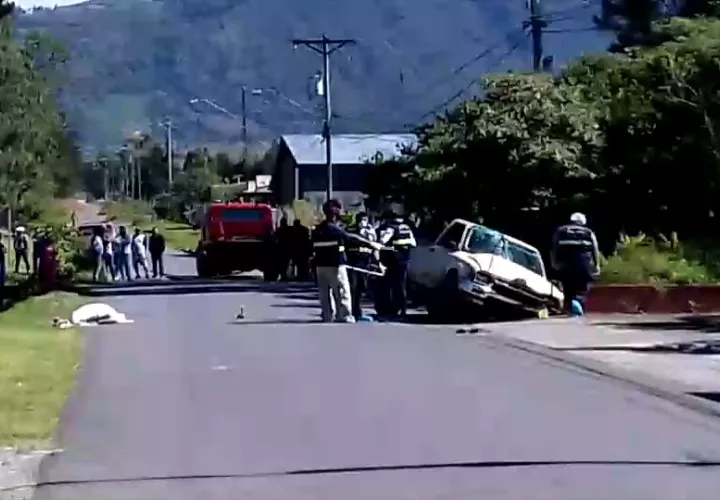 El conductor del auto perdió el control y se estrelló con un objeto fijo. Foto/Mayra Madrid