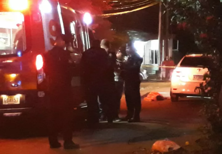 El cuerpo del hoy occiso quedó tendido a un costado del auto. Foto/José Vásquez
