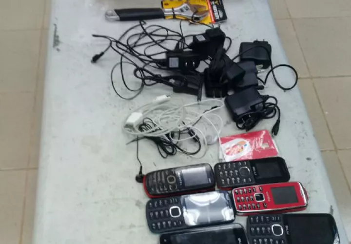 Una llave de ajuste, celulares, cargadores y otros objetos ilegales en la cárcel. Foto/José Vásquez