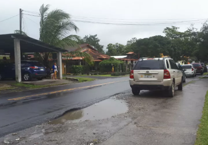 Unos dicen que es mejor reparar las calles. Foto: Elena Valdez.