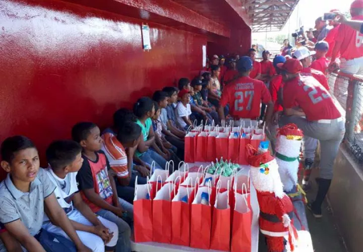 Los niños comparten con los peloteros de Coclé. Foto Elena Valdez