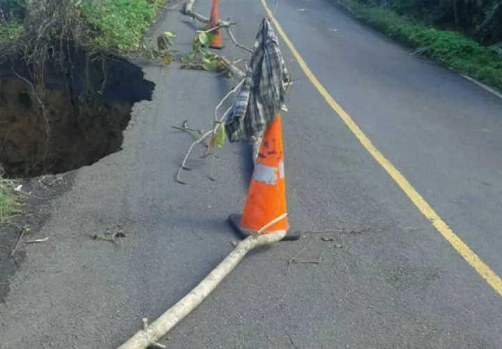 Los últimos oleajes contribuyeron al mayor deterioro de la carretera. Foto/Diómedes Sánchez