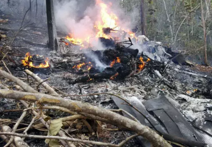 El fuego arrasó con la aeronave y las víctimas quedaron carbonizadas, se trata de 10 turistas y 2 miembros de la tripulación", explicó el director de Bomberos, Héctor Chávez. FOTO/EFE
