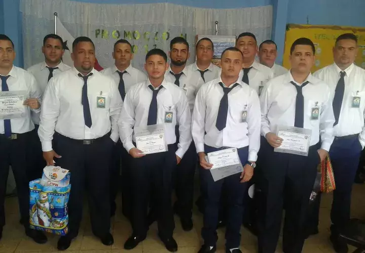 Los becados tienen promedio mínimo de 4.0 / Foto: Mingob.