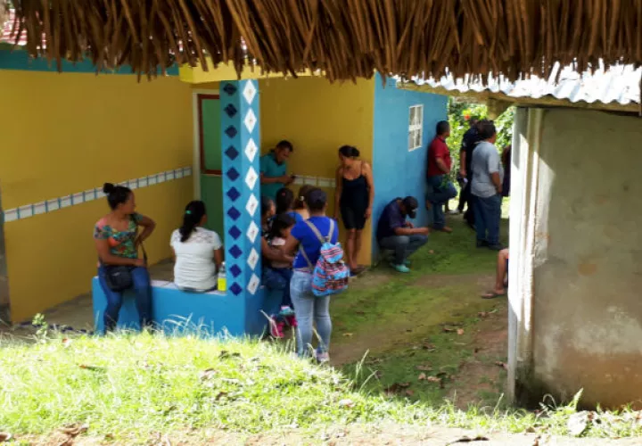 Familiares y vecinos consternados. Foto: Elena Valdez.