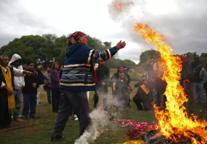 Guías espirituales y sacerdotes mayas se preparan al amanecer y recuerdan los Acuerdos de Paz. FOTO/EFE