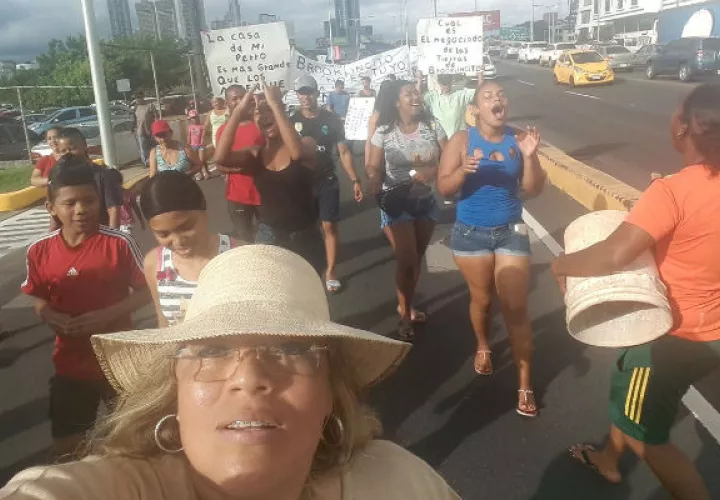 Exdirectora del Senniaf marcha contra desalojos en Curundú. Foto/Cortesía