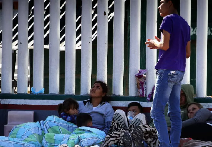Migrantes mexicanos y centroamericanos espera de recibir acceso humanitario del gobierno de EE.UU. FOTO/EFE