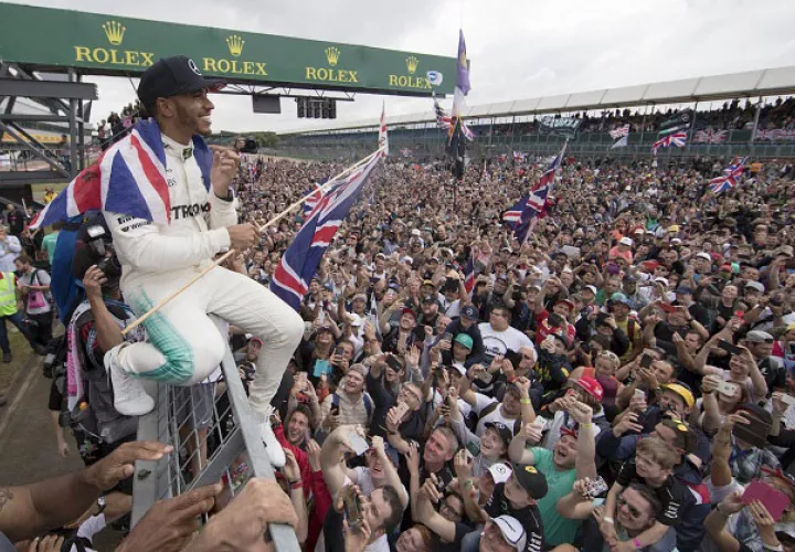 Lewis Hamilton celebrando una de sus carreras ganadas esta temporada. 