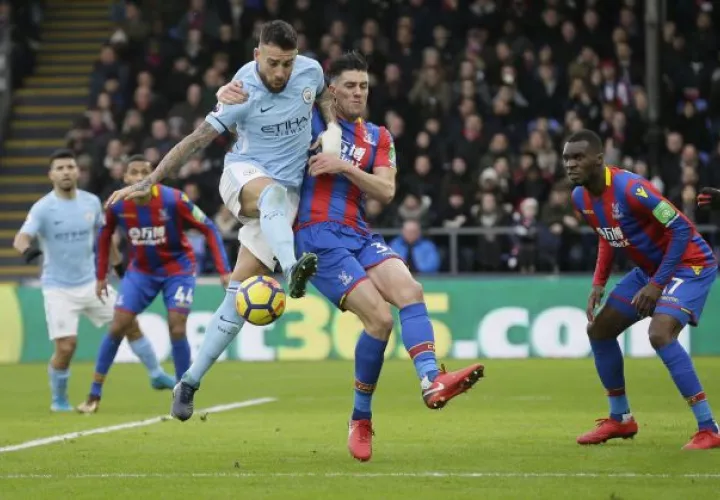 El defensa del City, Nicolas Otamendi (izq.) disputa el balón con Martin Kelly del Crystal Palace. Foto AP