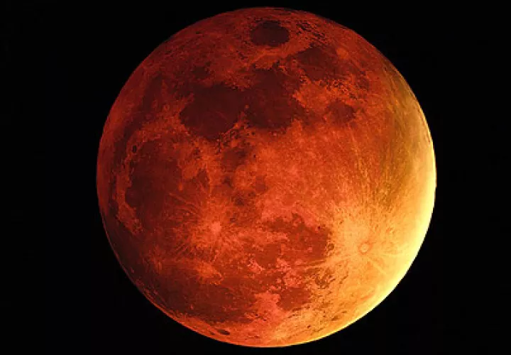 El estudio sugiere que el agua que alguna vez fluyó por la superficie de Marte no desapareció, sino que se halla bajo la corteza terrestre de este planeta. 