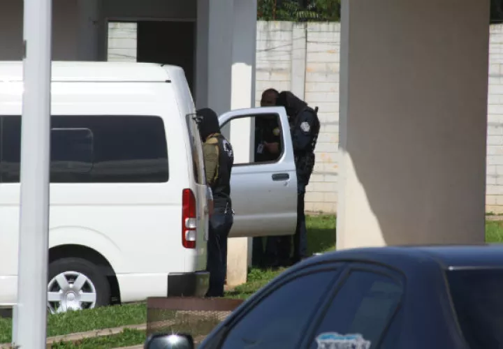Las autoridades revisaron el auto y luego la residencia en La Arboleda. Foto/Eric Montenegro
