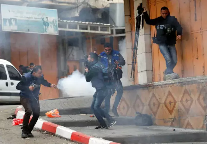 Un grupo de periodistas arriesga la vida en una cobertura. FOTO/EFE