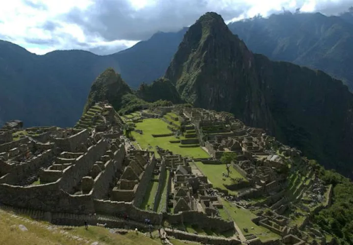 Panorámica de la ciudadela incaica de Machu Picchu. elegida como la "Mejor atracción turística" del mundo. 