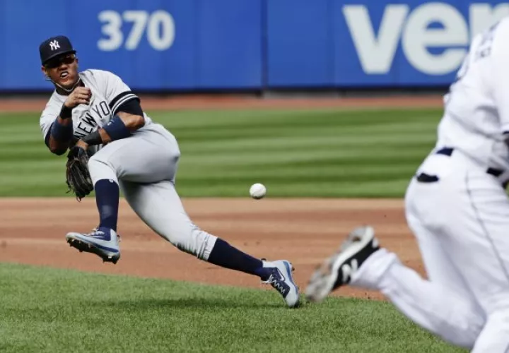 El dominicano Starlin Castro está metido en la jugada. Foto AP