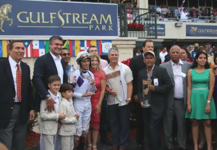 Celebran la victoria de Tigre Mono. Foto  @GulfstreamPark