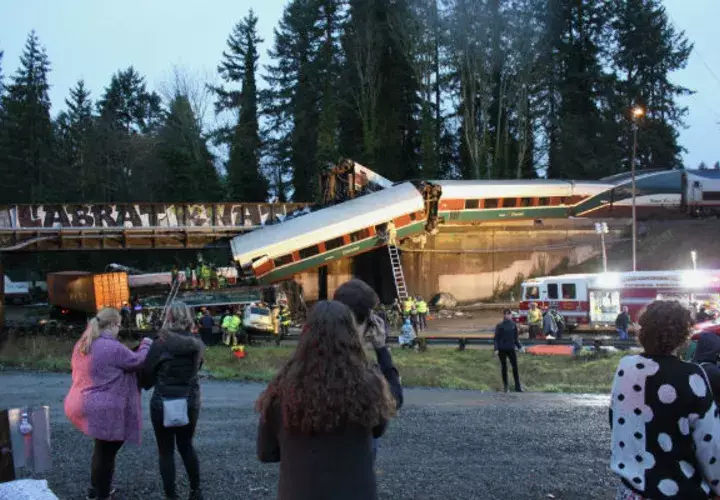 Los primeros en responder trabajan un tren de Amtrak que descarriló en DuPont, al sur de Seattle.