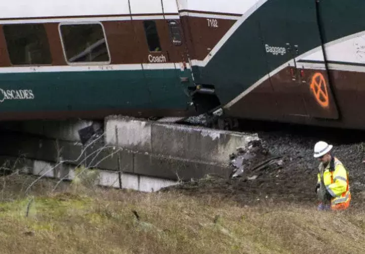Los equipos de emergencia en acción después de que el tren se descarrilara.