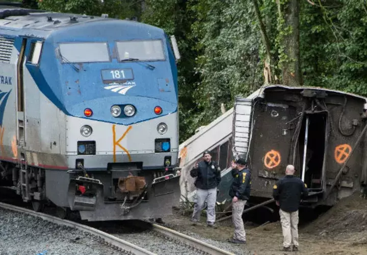 Las cuadrillas de emergencia realizan labores de rescate tras descarrilarse el tren.
