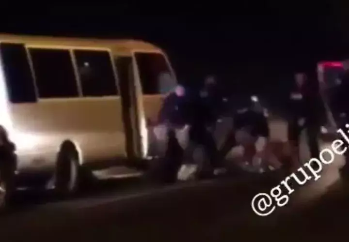 La policía interceptó el bus y bajó a los malhechores / Foto: @grupoelite507