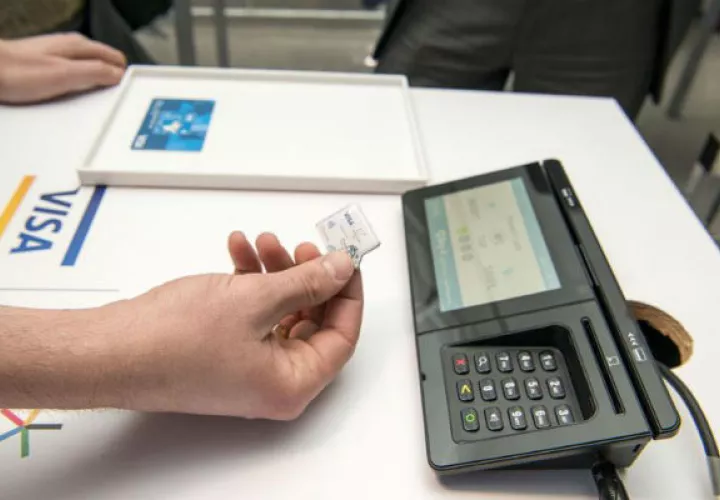 Un hombre presenta una de las nuevas tecnologías de Visa en Nueva York