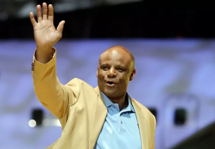 Warren Moon trabaja como comentarista radial para los Seahawks de Seattle. Foto AP