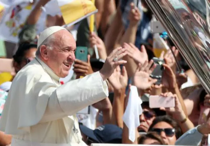 El papa Francisco saluda a los feligreses en Playa Lobito, en Chile, antes de seguir a Lima. Foto: EFE