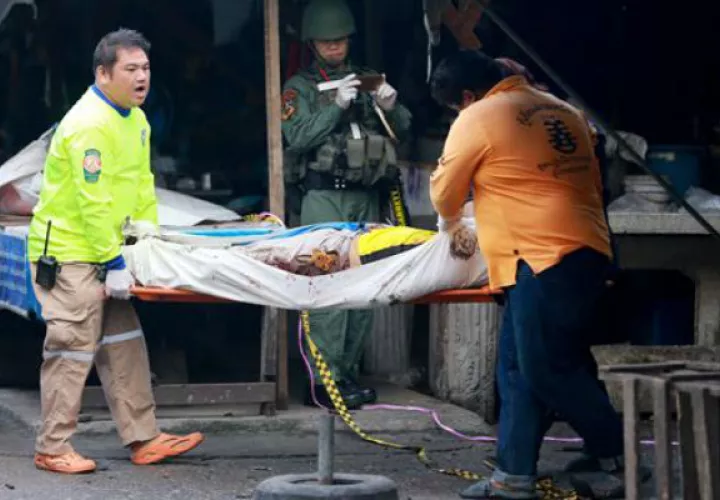 Miembros del equipo de rescate recuperan el cuerpo de una víctima. Foto: EFE