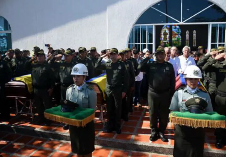 Las honras fúnebres de los 5 policías que perdieron la vida en Barranquilla. Foto: EFE